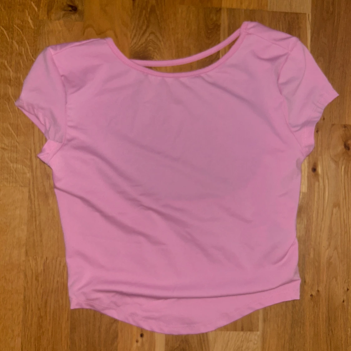 Ljusrosa kortärmad topp med öppen rygg