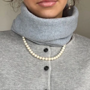 Grå buff - mist - Grå fleece buff- mist. Handgjorda av vårat uf företag - Beyondbuff. Det finns ett begränsat antal så hör gärna av dig innan du köper🤎Mått: 17 höjd, 27 bredd (rakt över)