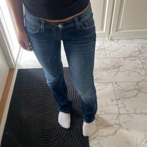 Blå jeans - Jättefina lågmidjade raka jeans ifrån Tommy Hilfiger💕