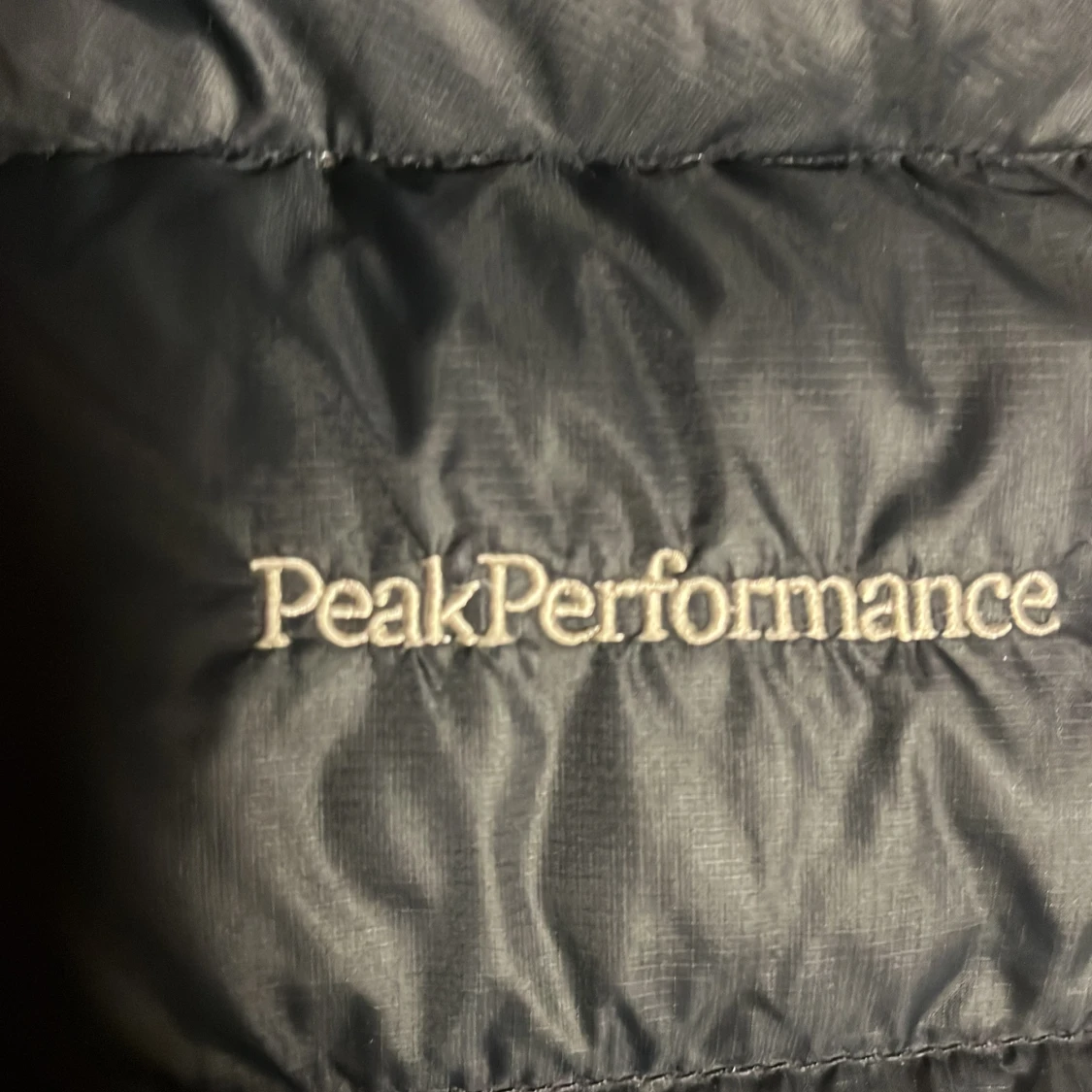 Svart Peak Performance dunjacka med huva - 4