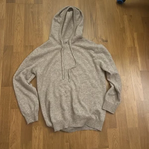 Beige stickad hoodie med snörning - Säljer min chasmir hoodie för den var för stor. Skriv om ni undrar nått.
