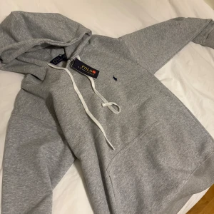 Polo hoodie size S  - Var för liten för mig ettiker på 