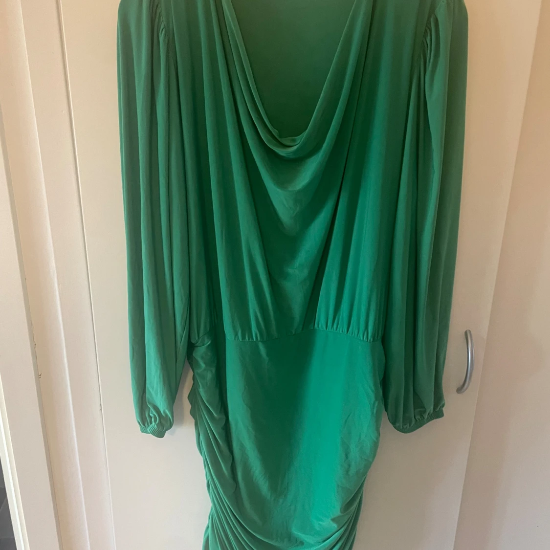 Grön långklänning från Sisters Point