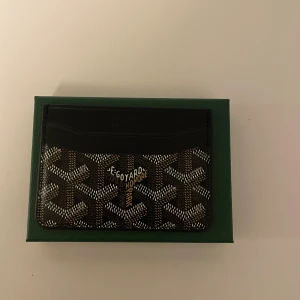 Go4yard plånbok - Säljer en helt ny svart brun plånbok man får med låda vid köp priset går att diskuteras