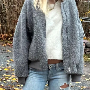 Jättefin bomberjacka - Säljer min superfina bomberjacka från hm. Oversized i storlek xxs🥹💖