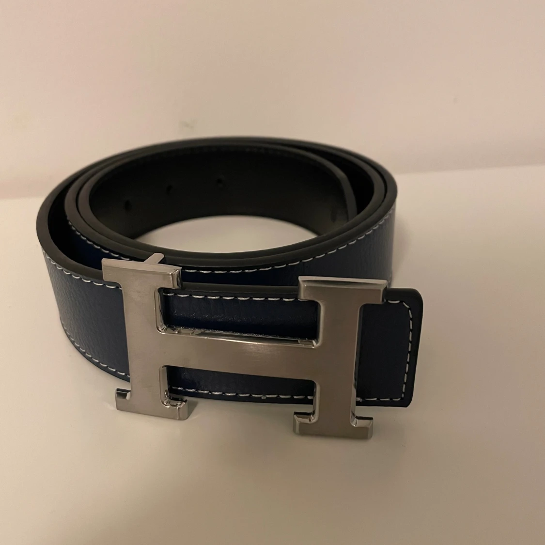 Mörkblått bälte med silver spänne