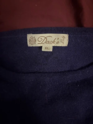 Lila Tröja - Lila tjocktröja från Dack’s i storlek XL. Men så skulle jag säga att den är en lite mindre storlek XL. Med ”normal” storlek så är den nog M. Skriv om ni har frågor☺️