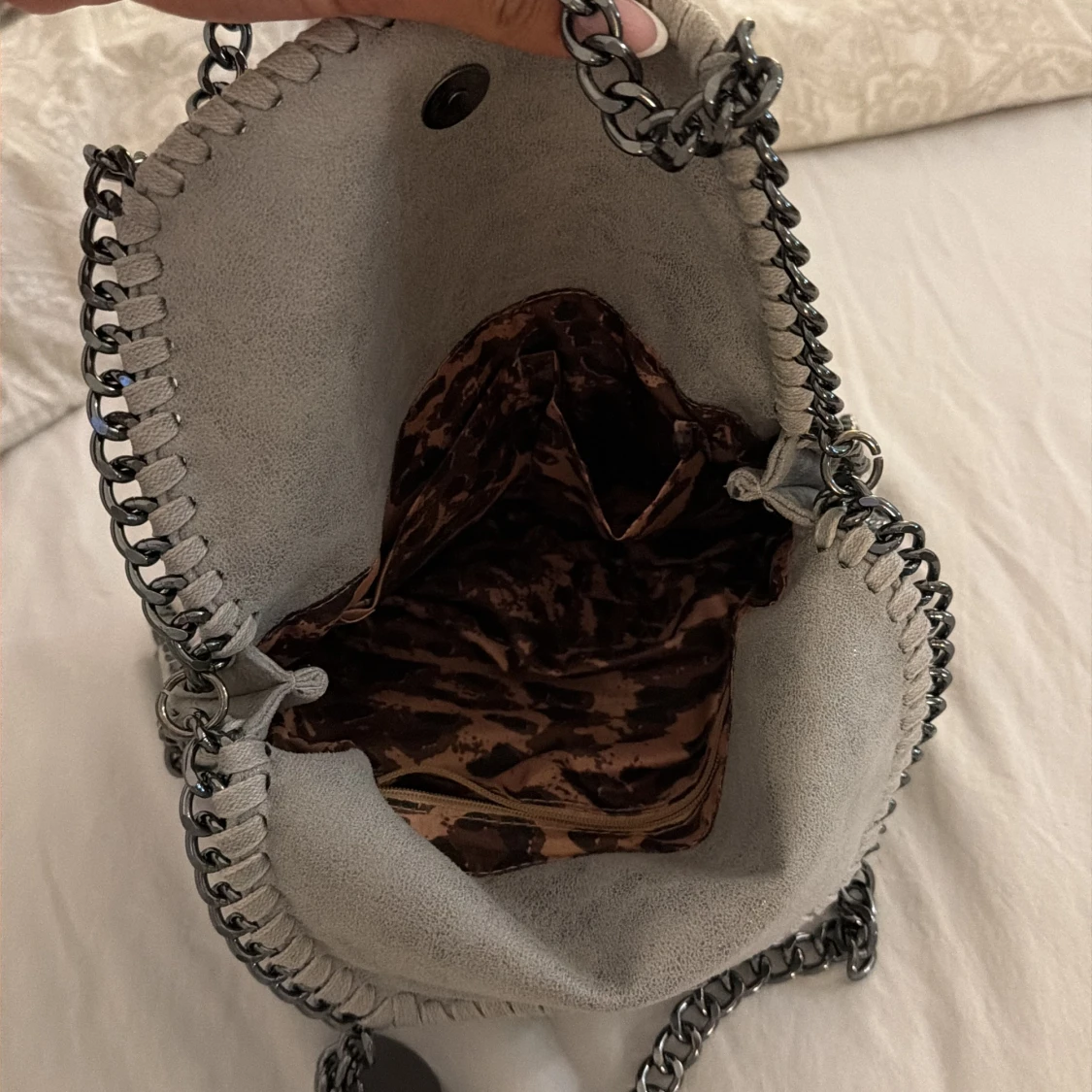 Grå axelväska med kedjedetaljer - 3