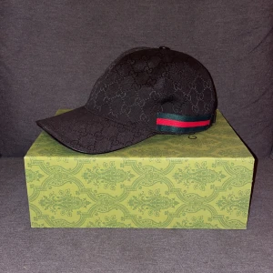 GUCCI KEPS BOX&DUSTBAG‼️ - Nu säljer jag min Svarta Gucci keps som jag använt i ungefär 1 års tid. Den är i bra skick inga skador eller liknande. Storlek M
