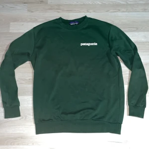 Grön sweatshirt från Patagonia - Säljer en unik sweatshirt från Patagonia som är i toppskick. Denna är sjukt snygg och unik på samma gång, perfekt för dig som gillar att göra något extra i vardagen. Storleken är S och passformen är normal. Skriv gärna vid minsta fråga, pris kan självklart diskuteras.