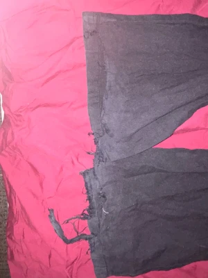 Linnebyxor - Svarta linnebyxor i storlek XS från Gina Tricot. Dom är lite slitna längst ner, men det syns knappast när de väl är på. Skriv om ni har frågor☺️