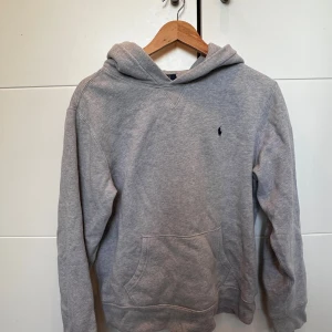 Grå hoodie från Polo Ralph Lauren  - Storlek S passar den står xl 18-20 men använder själv S och den passar är 176 och 66 kg