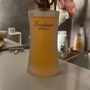 Loveliness Sensuelle parfymflaska - Stilren parfymflaska med modern design och guldigt lock. Perfekt för dig som vill ha något snyggt på hyllan och samtidigt sticka ut. Flaskan har frostat glas och en elegant look som passar dig som gillar trendiga detaljer. Har tyvärr ingen förpackning till den. Har aldrig används påriktigt, bara några test sprut 
