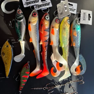 Guppie, 2 Westin swim, 5 beast jiggar+ 2st stingers - Allt är helt nytt. 1 Guppie+ extra tail, 2 Westin swim, 5 Abu garcia beast jiggar, 2 passande stingers.                                                                        Skick: 10/10 nytt                                                           Nypris: ca 1300                                                        Hör gärna av dig om du söker fler bilder eller om du har frågor. 