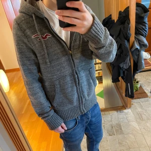 Unik Stickad Hollister zip hoodie - Fet stickad hollister hoodie | Storlek M men sitter som S/M | Skriv vid funderingar och skicka gärna bud!