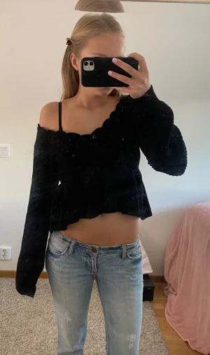 Svart stickad tröja - Supersöt svart stickad topp med lite små detaljer, skriv vid intresse 💞