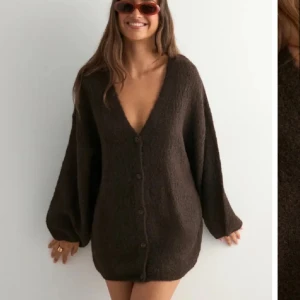 Brun stickad kofta - Brun stickad kofta från Nelly. Storlek S/M. 