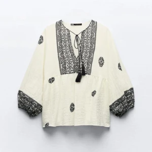 Vit blus med svart broderi från Zara - Säljer denna otroligt snygga och slutsålda blus! Super bra skick och i princip oanvända!🤍🪻
