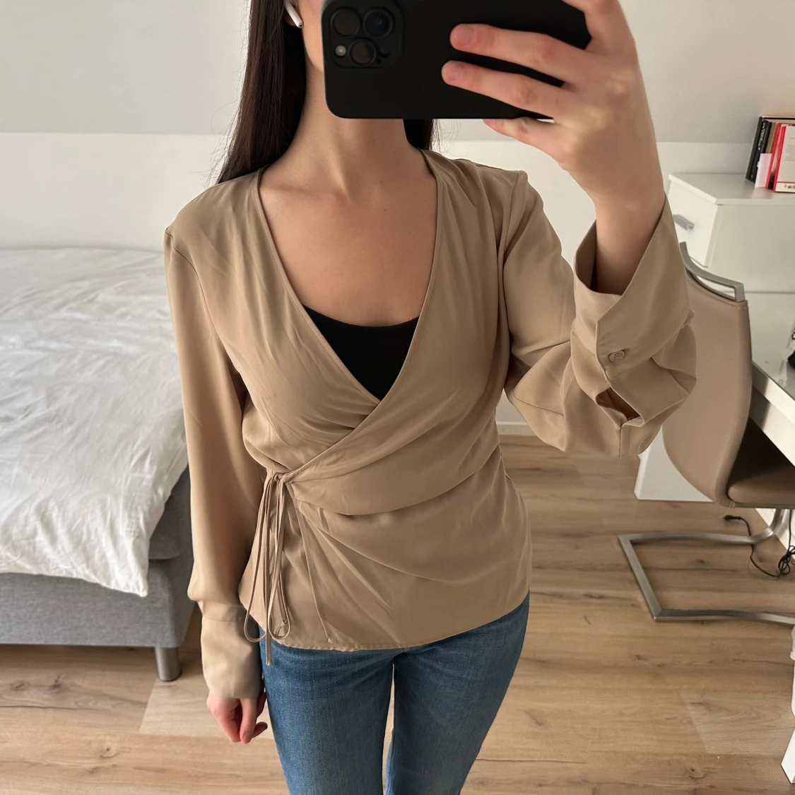 Beige omlottblus med knyt