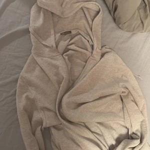 Beige stickad hoodie från Stenströms - Mysig beige stickad hoodie från Stenströms med huva och långa ärmar. Perfekt för dig som gillar en avslappnad och stilren look. Tröjan är i ett mjukt material och passar lika bra till jeans som till mjukisbyxor.