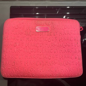 Rosa datorfodral/väska från Marc by Marc Jacobs - Säljer en rosa datorväska/fodral från Marc by Marc Jacobs som ej kommer till användning längre. Dragkedjan funkar utan problem. Perfekt för att skydda din laptop. Lite färgskiftningar som säkert går bort i tvätten men annars bra skick. Ca 34x25 cm i storlek.🌸