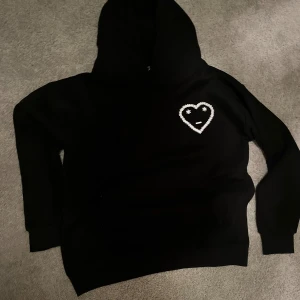 Svart Carsicko Hoddie  - Svart hoodie från Carsicko i storlek M i bra skick kom gärna med frågor vid fundering 
