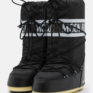 Svarta Moon Boots med snörning - Snygga höga moon boots som knappt använts 3 gånger! Riktigt varma och sköna perfekta till tex en skidresa eller riktigt snöiga dagar. Strl 39/40, köpta från zalando. 