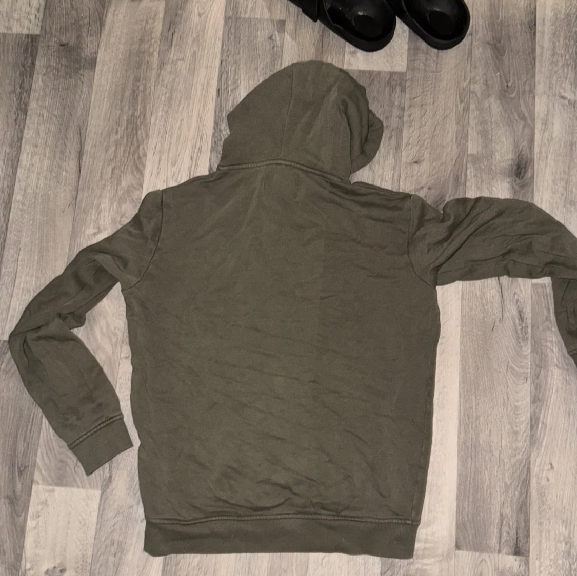 Olivgrön hoodie från Les Deux - 3