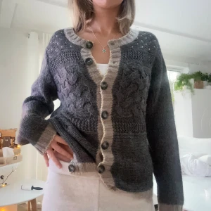 Stickad kofta i alpackablandning  - En kofta från Oui i uppskattad storlek S. Jag fraktar inom 24h. Material: 15% alpacka, 15% ull, 58% polyester, 10% viskos. Se liknande plagg i min profil! 