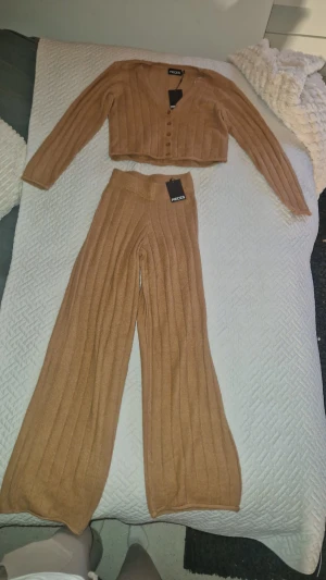 Klädset - Mysigt helt nytt klädes set i mjukt och skönt material, inga defekter. Säljes ihop!