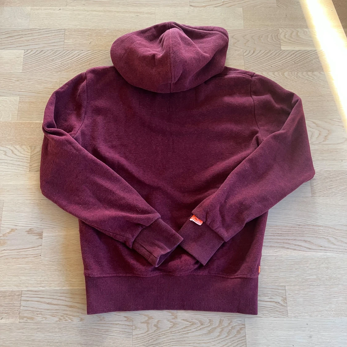 Vinröd hoodie från Superdry - 2
