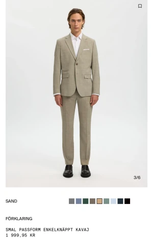 Beige smal kostym med kavaj - Stilren kostym i sandbeige färg med smal passform. Kavajen är enkelknäppt med två knappar, klassiska slag och fickor med lock. Byxorna är raka och matchar kavajen perfekt. Perfekt för dig som gillar en clean och modern look.