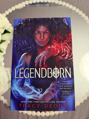 Legendborn - Legendborn har ett magiskt och färgstarkt omslag som direkt fångar ögat. Perfekt för dig som gillar spännande och moderna berättelser med starka karaktärer. Boken är skriven av en New York Times-bestsäljande författare och passar dig som söker något utöver det vanliga.