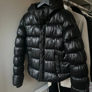 Superdry Vinterjacka - Glansig vinterjacka från Superdry i mycket bra skick! Nypris 1499kr