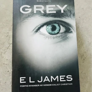 Grey – E.L. James - Grey – E.L. James  Upplev samma berättelse som i Femtio nyanser av honom, men från Christian Greys perspektiv. En spännande och passionerad läsning fylld av romantik, drama och intensiva känslor.
