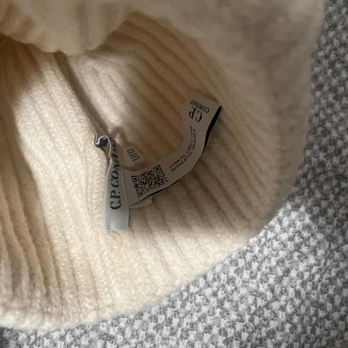 Vit ribbad mössa från C.P. Company - 1