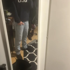 Ljusblå jeans från Neuw Stockholm - Säljer ett par ljusblå jeans från Neuw i storlek 30/34 med klassisk femficksdesign och rak passform. Jeansen har en snygg, enkel look och är tillverkade i denimtyg. Perfekt för dig som gillar stilrena och bekväma jeans.