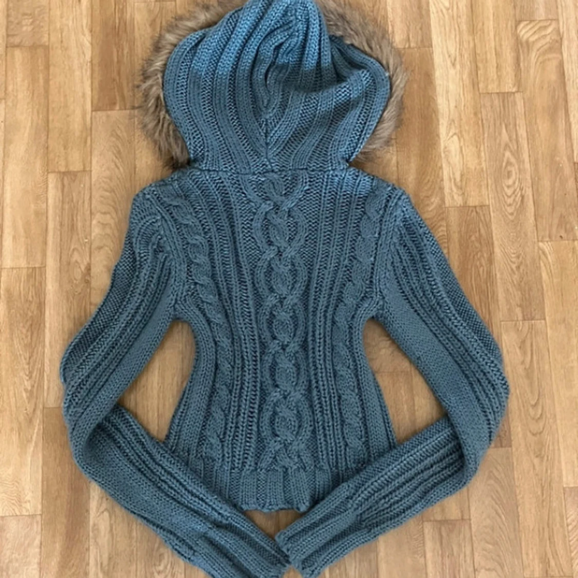 Blå stickad kofta med päls och dragkedja  - 1