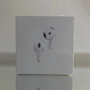 AirPods 4 (ANC) - Rimliga Prisförslag - Hej!  Jag säljer ett par helt nya hörlurar, oöppnade. Serienummer: C5WFL46QP9, se även bilder 2-3 för serienummer, apple garanti har dock gått ut. Fick dem i present men har redan ett par, så dessa behöver jag inte. Nypris 2600 kr – Tar emot rimliga prisförslag.  Möts på offentlig plats för trygg affär, kan även fraktas! Hör av dig vid intresse
