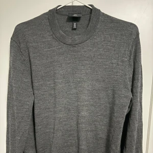 H&M Merinoull tröja  - Säljer denna tröja från H&M Premium Selection | Stilren och perfekt för en casual look 💫| Storlek: S | Nypris: 549 kr | Mitt pris: 249 kr | Obs: Finns ett litet hål på baksidan, därav det lägre priset | Köparen står för frakten 📦 