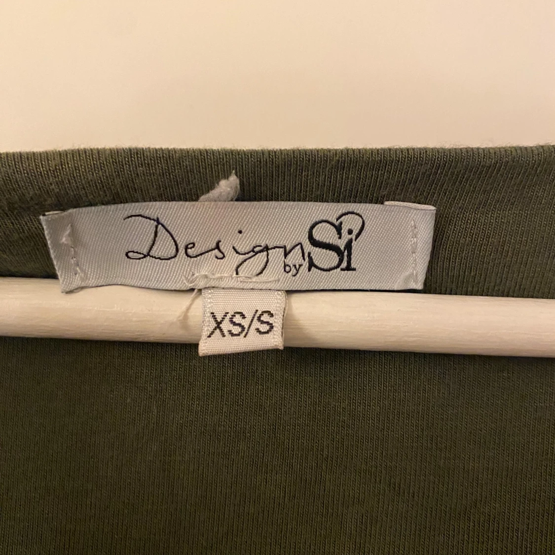 Olivgrön långärmad topp med knyt - 1