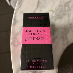Admiration Eternal Intenso EdP 100ml - Trendig Eau de Parfum för kvinnor från Linn Young. 100 ml. Innehåller bl.a. alkohol denat., parfym, limonene, citronellol och linalool. Parfymoljan kommer från Grasse, Frankrike. Perfekt för dig som vill sticka ut med stil. Oanvänd 