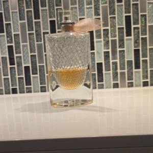 La Vie Est Belle parfymflaska - Snygg parfymflaska från Lancôme med texten 'La vie est belle' på korken. Perfekt för dig som vill ha en ikonisk och populär doft i samlingen. Volym och ingredienser syns ej på bilderna.