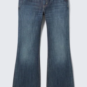 Weekday bootcut jeans blå - Snygga bootcut lowwaist mörkblåa jeans. Jeansen är köpta i somras och har används 2 gånger. Väldigt bra skick och pris kan diskuteras! Nypris: 590kr. Storlek 28/32. 
