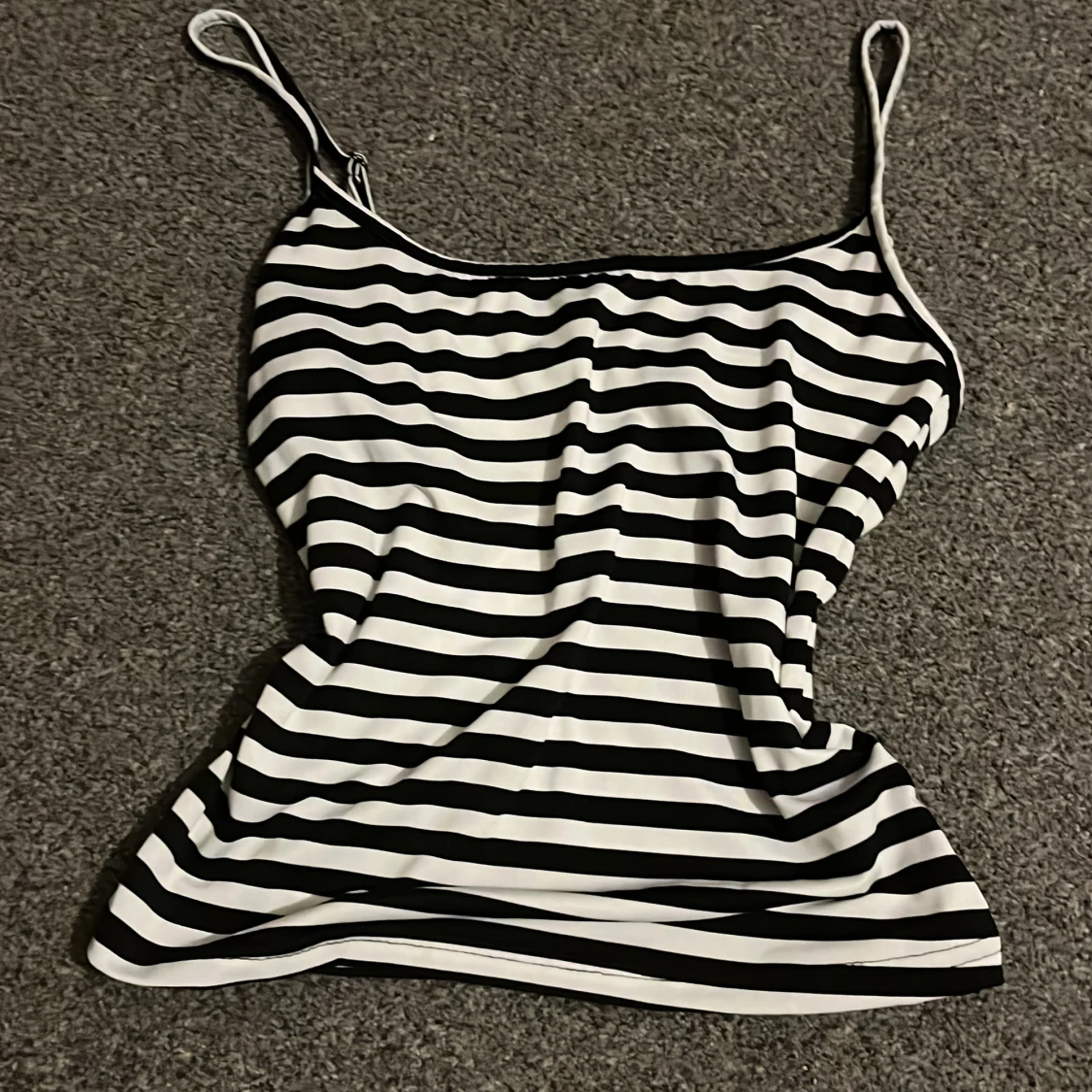 Svartvit randig bikiniöverdel