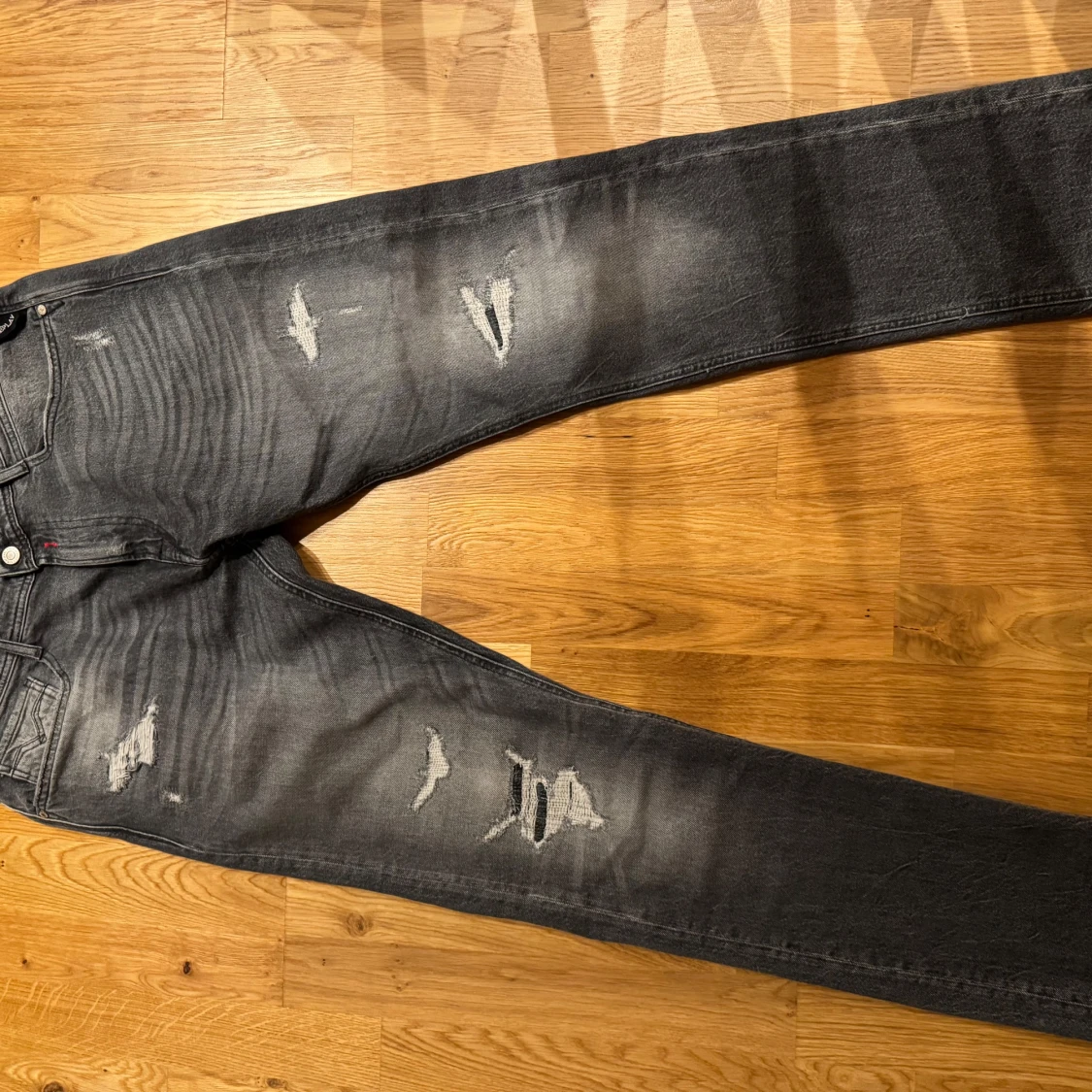Grå slitna jeans från Replay Rocco - 2