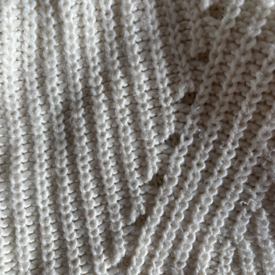 Krämvit stickad tröja från H&M - 3