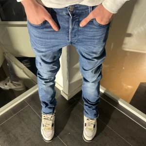 Jack & Jones Jeans - Mörkblå Jack & jones jeans - slimfit/glenn - W29 L32 - Skick 9/10 - Hör av er vid minsta fundering!