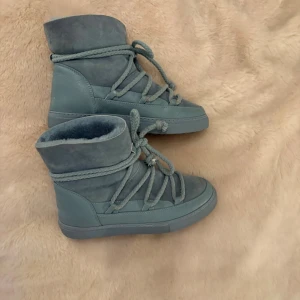Blå boots från Inuikii med snörning - Säljer ett par snygga blå vinterskor från Inuikii🦋🦋🦋nästan aldrig använda och säljer pga lite stora!😇😇😇