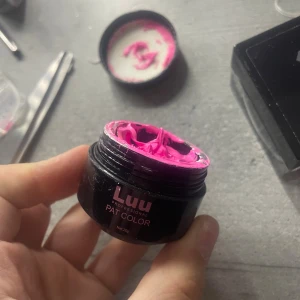 Luu Professional Pat Color 04 -  Luu Professional, Pat Color 04. Kommer i en rund svart burk med skruvlock, perfekt för att skapa kreativa naglar 